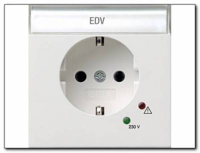 Gniazdo SCHUKO Ochrona przepięcio Gira F100 biały